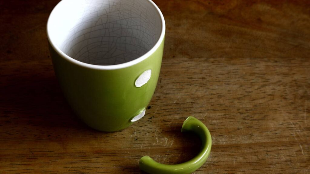 Aprenda a restaurar caneca de cerâmica com trinca usando um truque simples e duradouro