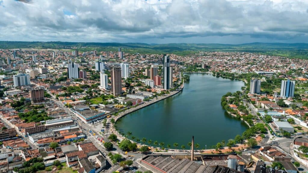 A cidade do Nordeste famosa pelo maior São João do mundo que hoje se destaca pela vida boa e tranquila