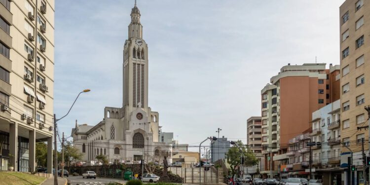 Caxias do Sul RS é segunda maior cidade gaúcha na Serra, com herança italiana // Créditos: depositphotos.com / diegograndi