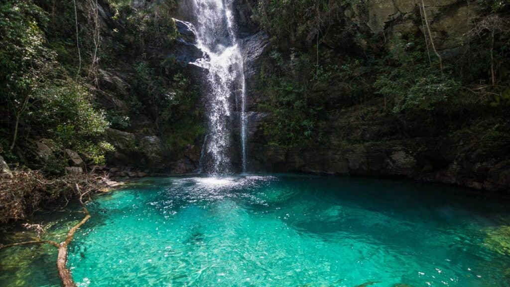 O "Chakra" do planeta de 1 bilhão de anos no Goiás acima de uma mina de quartzos está atraindo místicos para meditação