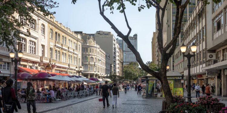 Sinta o charme de Curitiba! Parques verdes, cafés aconchegantes e pores do sol no Tanguá inspiram momentos especiais e memórias inesquecíveis na capital paranaense. // Créditos: depositphotos.com / diegograndi