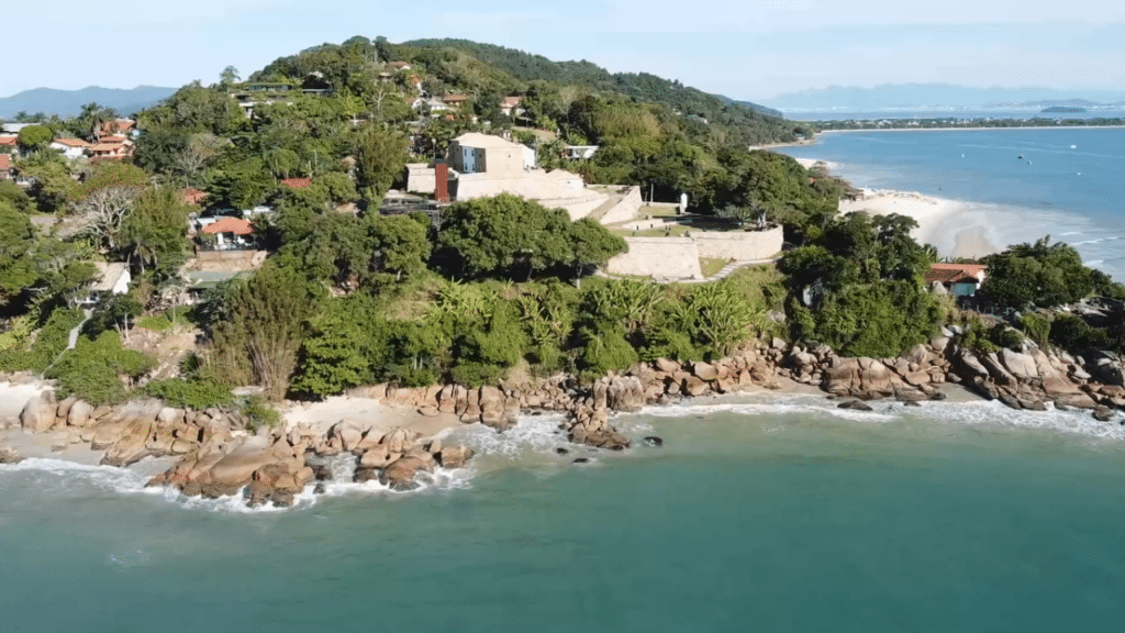 Essa ilha brasileira com águas cristalinas revela praias secretas e um forte militar desativado que chama atenção de turistas