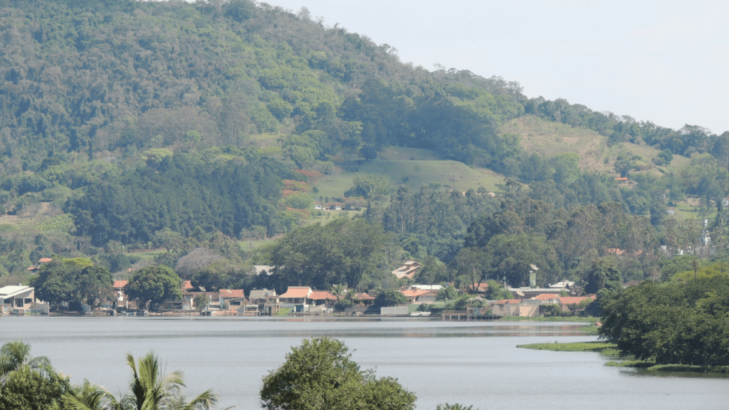 Uma cidade brasileira reconhecida como um dos melhores climas do mundo encanta quem busca ar puro perto da capital