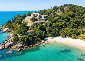 Essa ilha brasileira com águas cristalinas revela praias secretas e um forte militar desativado que chama atenção de turistas