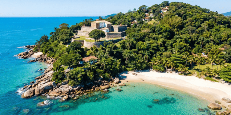 Essa ilha brasileira com águas cristalinas revela praias secretas e um forte militar desativado que chama atenção de turistas