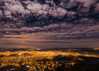 Descubra Atibaia: morangos suculentos e paisagens serranas que inspiram paz e aventura na natureza paulista! // Créditos: Wikipédia