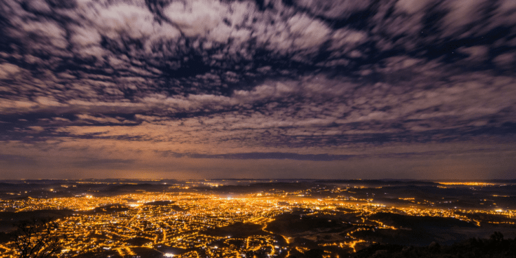 Descubra Atibaia: morangos suculentos e paisagens serranas que inspiram paz e aventura na natureza paulista! // Créditos: Wikipédia