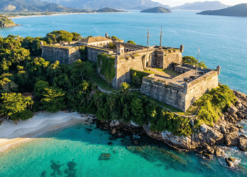 Uma ilha brasileira com praia secreta esconde um forte militar desativado que conquista visitantes com história e águas cristalinas