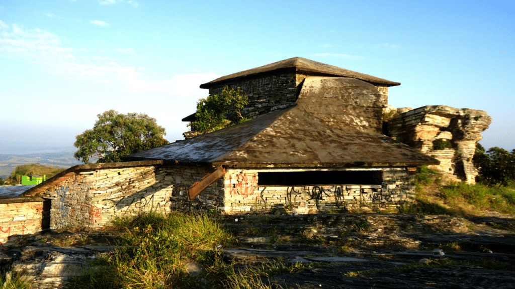 Uma cidade brasileira mística fundada em 1963 construída em cima de uma mina de quartzos atraí por ser um portal enérgico natural