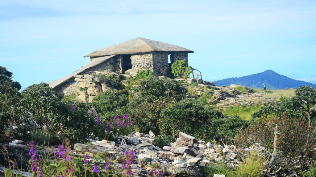 Uma cidade brasileira mística fundada em 1963 construída em cima de uma mina de quartzos atraí por ser um portal enérgico natural