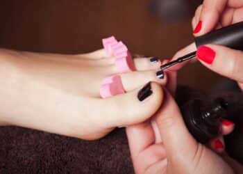 5 cores de esmalte que rejuvenescem os pés e dão ar de elegância