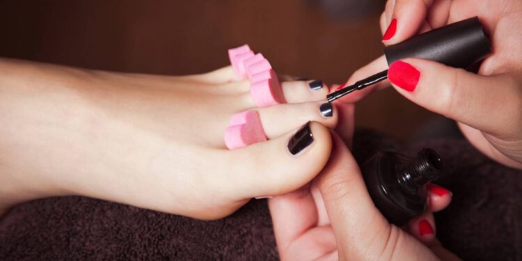 5 cores de esmalte que rejuvenescem os pés e dão ar de elegância