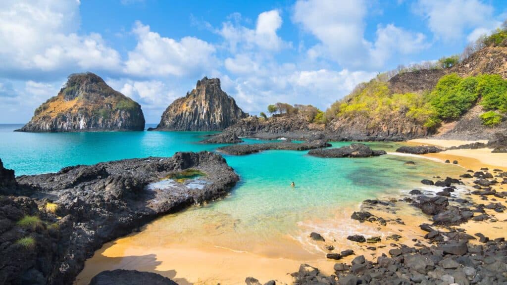 Os 4 melhores destinos de praias do Brasil que encantam viajantes do mundo inteiro por parecerem irreais