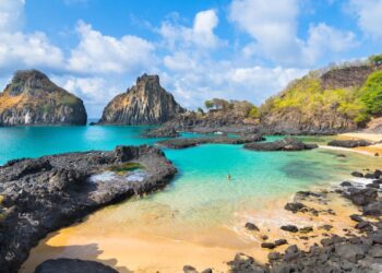 A ilha paradisíaca que conquista turistas com águas cristalinas que parecem de outro planeta