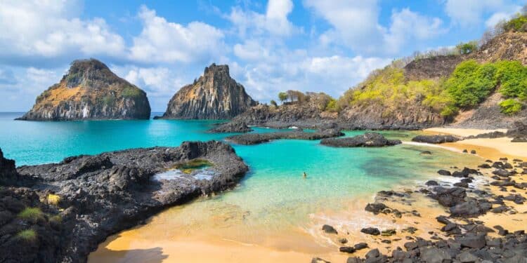 A ilha paradisíaca que conquista turistas com águas cristalinas que parecem de outro planeta