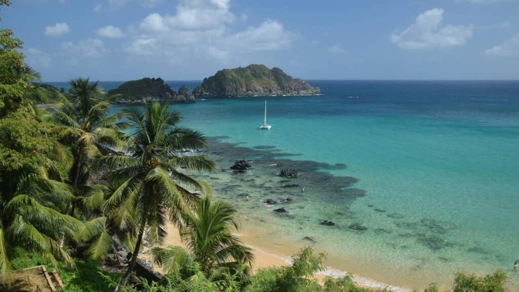 A ilha paradisíaca que conquista turistas com águas cristalinas que parecem de outro planeta