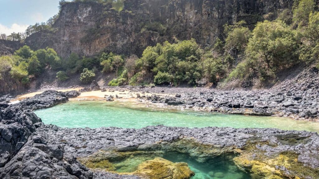 A ilha paradisíaca que conquista turistas com águas cristalinas que parecem de outro planeta