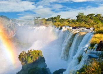 Uma das 7 maravilhas naturais do mundo fica no oeste do Paraná e conquista com sua beleza surreal