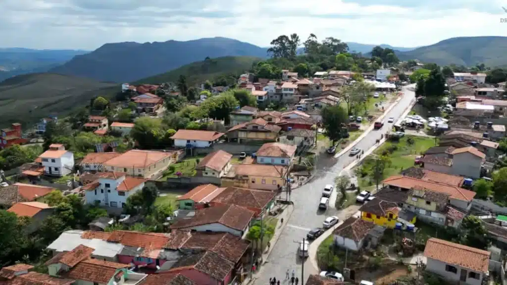 Uma vila mineira a 1.300 metros de altitude com apenas mil moradores encanta aventureiros pela bruma e arquitetura colonial
