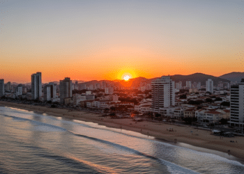A cidade brasileira que está se destacando pela qualidade de vida e praias totalmente preservadas