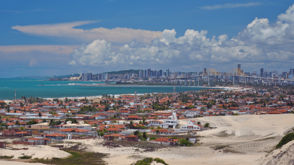 A cidade do Nordeste que se destaca por águas mornas cristalinas e dunas incríveis para relaxar