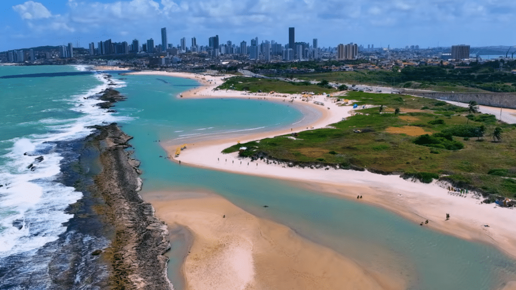 A cidade do Nordeste que se destaca por águas mornas cristalinas e dunas incríveis para relaxar