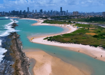 A cidade do Nordeste que se destaca por águas mornas cristalinas e dunas incríveis para relaxar
