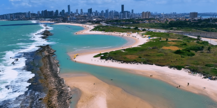 A cidade do Nordeste que se destaca por águas mornas cristalinas e dunas incríveis para relaxar