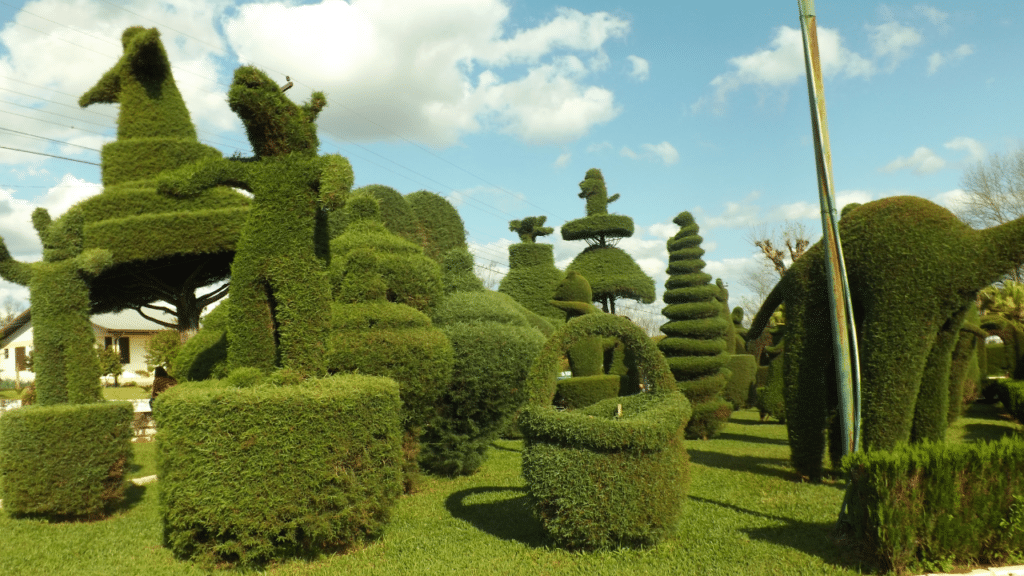 Uma cidade no Rio Grande do Sul ficou famosa graças a um jardineiro de 89 anos que criou esculturas em uma praça