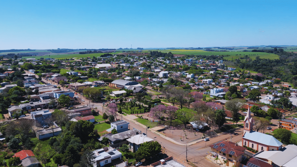 Uma cidade no Rio Grande do Sul ficou famosa graças a um jardineiro de 89 anos que criou esculturas em uma praça