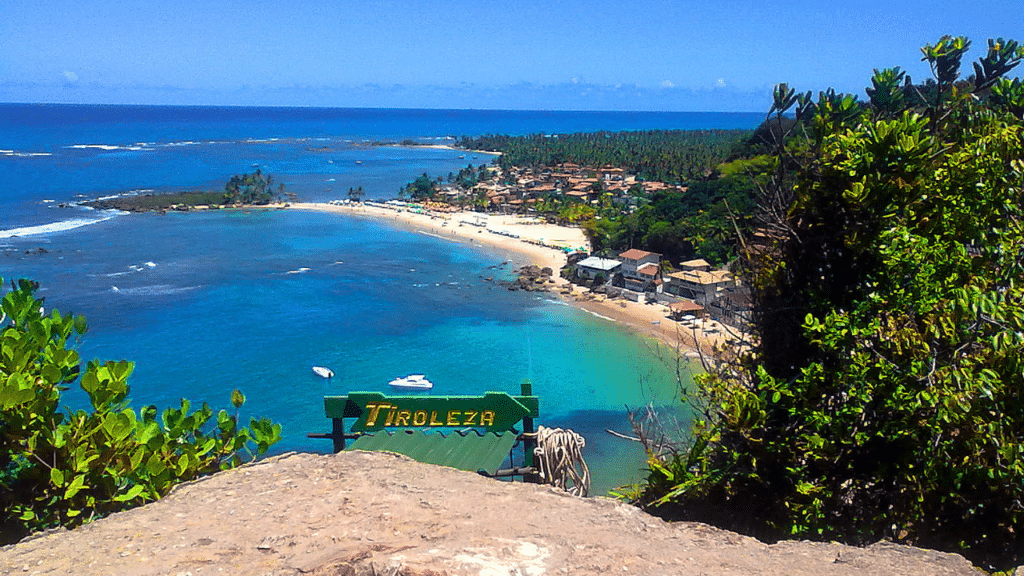 O destino no litoral da Bahia onde não pode circular carros e a vida é conduzida a barcos ou a pé