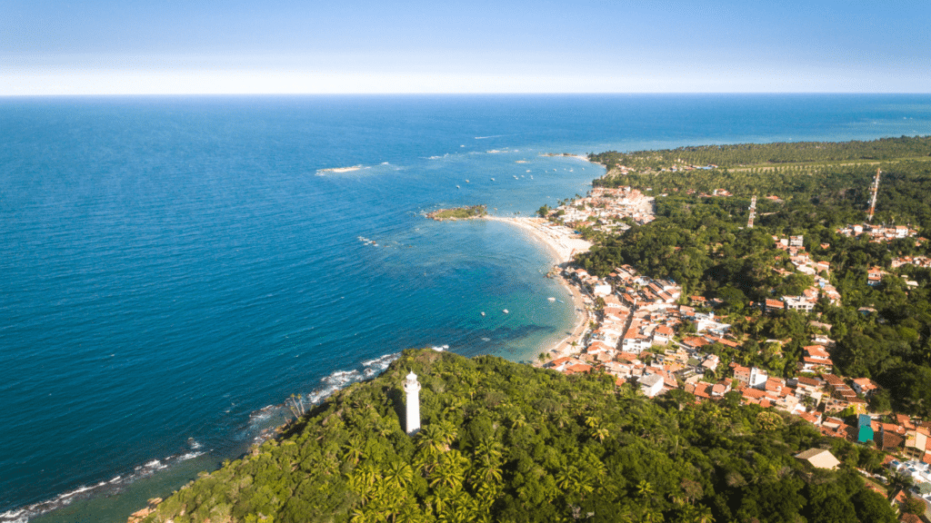 O destino no litoral da Bahia onde não pode circular carros e a vida é conduzida a barcos ou a pé
