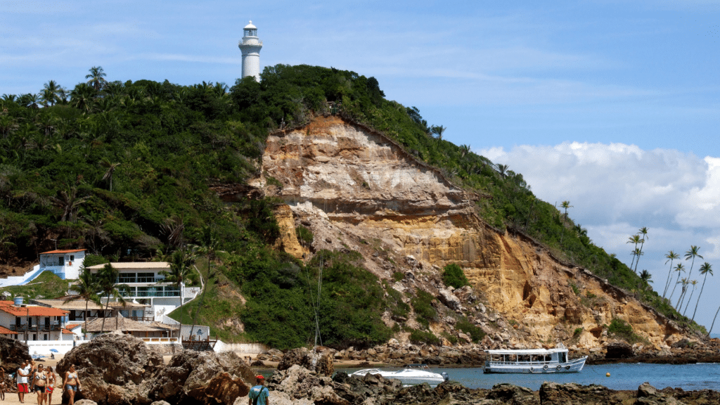 O destino no litoral da Bahia onde não pode circular carros e a vida é conduzida a barcos ou a pé