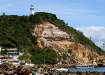 Nem carros, nem motos: O paraíso no litoral da Bahia onde não entra veículos e a vida é conduzida a barcos ou a pé