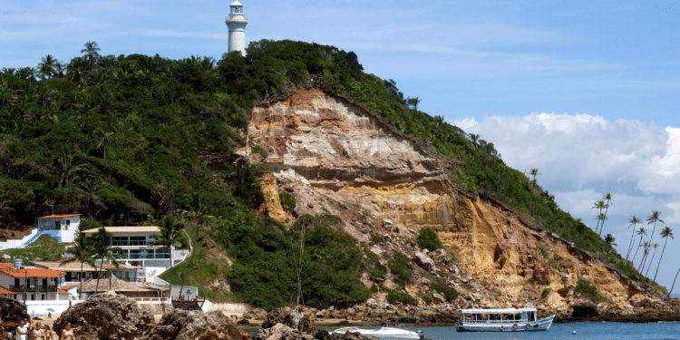 Nem carros, nem motos: O paraíso no litoral da Bahia onde não entra veículos e a vida é conduzida a barcos ou a pé