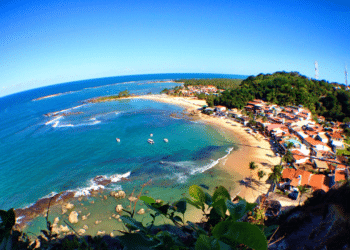 O destino no litoral da Bahia onde não pode circular carros e a vida é conduzida a barcos ou a pé