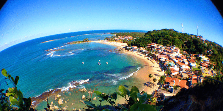O destino no litoral da Bahia onde não pode circular carros e a vida é conduzida a barcos ou a pé