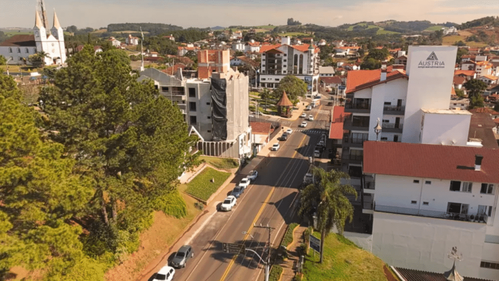 A arquitetura alpina original cria um cenário fotogênico e único no Brasil, oferecendo uma imersão visual autêntica sem depender de cenografia artificial.