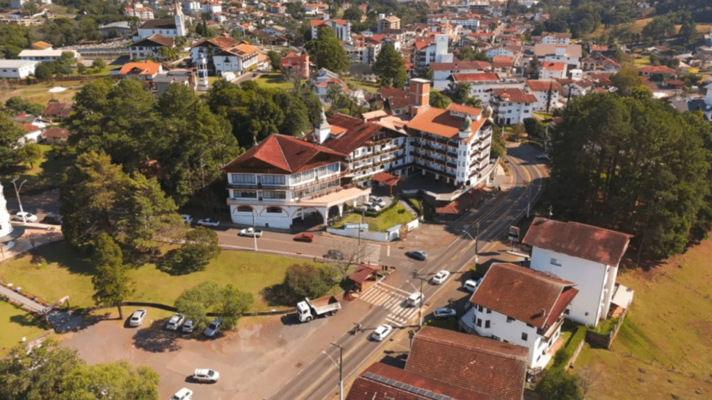 As opções de lazer misturam imersão cultural com a beleza da vida no campo. É essencial reservar tempo para conhecer os parques temáticos e as cervejarias artesanais que honram a tradição germânica de pureza e sabor.