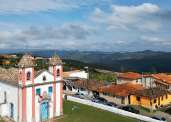 Uma vila mineira a 1.300 metros de altitude com apenas mil moradores encanta aventureiros pela bruma e arquitetura colonial