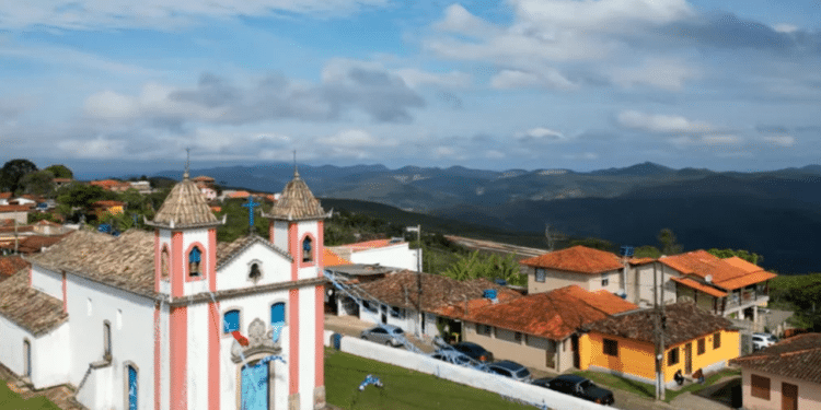 Uma vila mineira a 1.300 metros de altitude com apenas mil moradores encanta aventureiros pela bruma e arquitetura colonial
