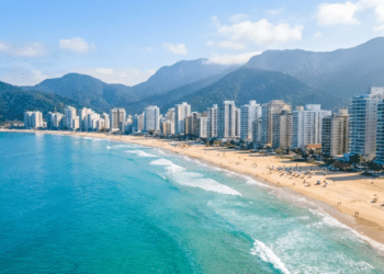 Sinta o clima de verão em Praia Grande, com amanhecer na areia, esportes na orla e noites animadas em quiosques à beira-mar pertinho de São Paulo.