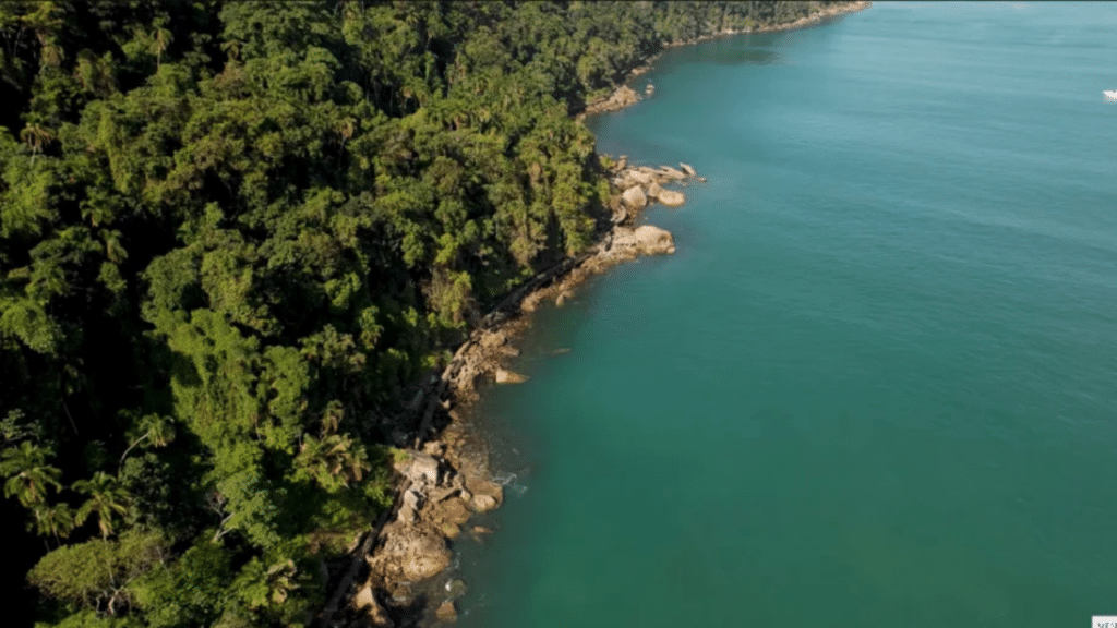O paraíso no litoral de SP com águas claras e tranquilidade que conquista famílias