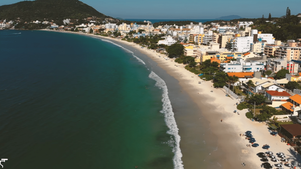 O "Caribe de Santa Catarina" está conquistando quem visita pelo mar cristalino que parece um sonho brasileiro