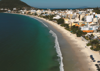 A cidade de Santa Catarina que virou queridinha pelas águas cristalinas e silêncio