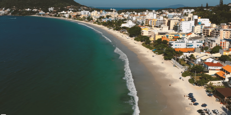 A cidade de Santa Catarina que virou queridinha pelas águas cristalinas e silêncio