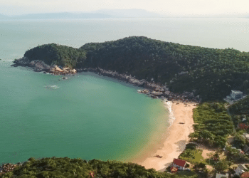O "Caribe de Santa Catarina" está conquistando quem visita pelo mar cristalino que parece um sonho brasileiro