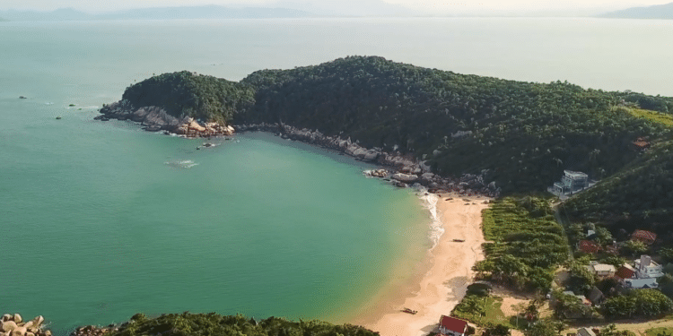 O "Caribe de Santa Catarina" está conquistando quem visita pelo mar cristalino que parece um sonho brasileiro