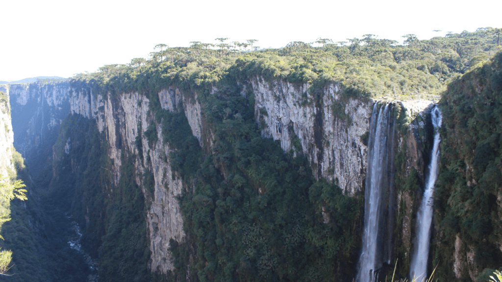 A cidade a 1.019 metros acima do mar no RS que revela um cânion espetacular e visual de tirar o fôlego