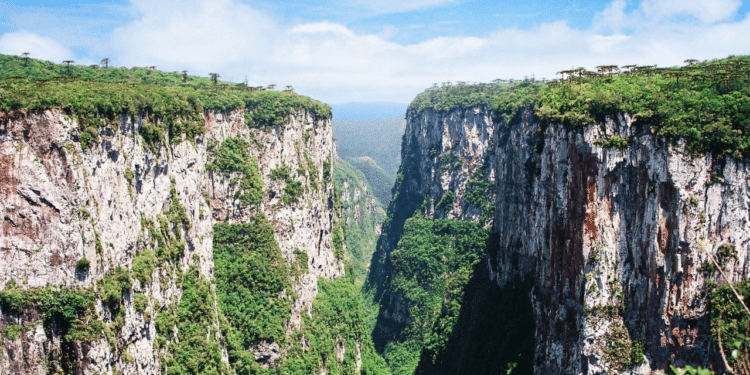 A cidade a 1.019 metros acima do mar no RS que revela um cânion espetacular e visual de tirar o fôlego